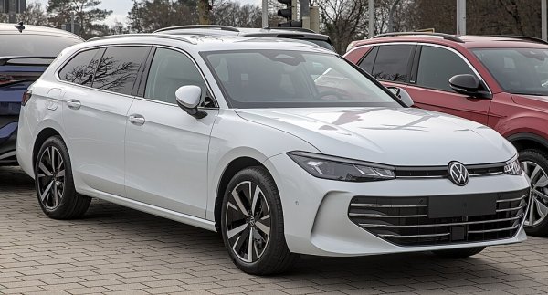 Новото поколение на Volkswagen Passat, както вероятно знаете, се предлага само във версия комби. Дълго е 491 см при ширина 185 и височина 151 см. Неговото междуосие от 284 см гарантира багажник 690 литра, който се увеличава до 1920 чрез накланяне на облегалките. 

Двигателната гама включва бензинови, дизелови и plug-in хибриди. Дизелите споделят 2.0 Tdi Scr Evo, който се предлага със 122 и 150 коня (с предно предаване) и 193 к.с. със задвижване на четирите колела. Бензиновият 1.5 eTsi е комбиниран с лекия хибрид и доставя 150 к.с. 

Предлагането на двигатели се допълва от двете plug-in хибридни версии, наречени eHybrid: 204  или 272 коня. Те споделят 1.5 Tsi и електрически мотор, интегриран в скоростната кутия (в най-мощната 1.5). Tsi преминава от 150 до 177 к.с., захранван от 19,7 kWh нетна батерия..

&bull; Възрастни пътници: 93%. Защитата на критичните зони е отлична както при челен, така и при страничен удар. Защитата срещу камшичен също е топ. 

&bull; Деца: 87%. Отлично представяне при тестове за сблъсък,  а детски седалки се монтират без никакви проблеми. Има и автоматично деактивиране на въздушната възглавница за пътника при наличие на задни детски седалки. 

&bull; Уязвими участници в движението: 82%. Автоматично аварийно спиране е активно от 4 км/ч! Работи добре с пешеходци и колоездачи. 

&bull; Системи за подпомагане на шофирането: 80%. Включва поддържана на лентата, разпознаване на ограничение на скоростта и разпознаване на сънливост на водача. В допълнение към автоматичното известяване на службите за спешна помощ в случай на авария. Сред наличните екстри в Passat не можем да не включим  контрола на отварянето на врати и прозорци в случай на потънал автомобил. Присъства и системата "dooring", която предупреждава при внезапно отваряне на врата.

